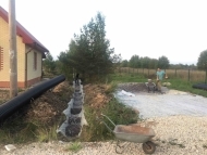 Монтаж трубы в канаву между участками в деревне Выра