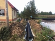 Монтаж трубы в канаву между участками в деревне Выра