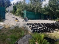 Упрощённый въезд и площадка для парковки в деревне Орехово