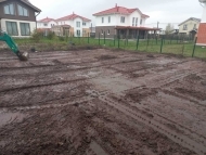 Отсыпка участка почво-растительным грунтом в КП Петровские Сады