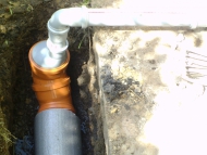 Вывод из дома канализационной трубы
